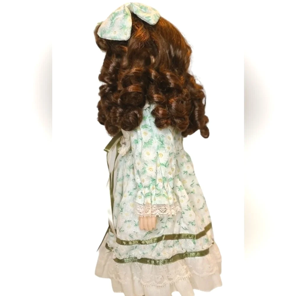 VICTORIAN BEAUTIFUL PORCELAIN  DOLL WITH PARASOL & STAND